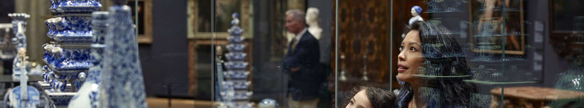 Een moeder en een dochter kijken naar Delfst Blauw